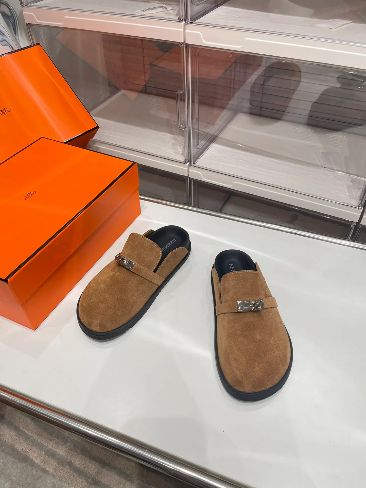 Women's shoes 240 men + 10🐮🐮HERMES Hermes' latest kelly buckle couple's Birkenstock slippers, classic family language design! It looks good no matter how you match it! Casual and high-end feeling, the comfort is also great, with a variety of colorful socks, a trendy sense of high-end ●Upper: imported cow suede ●Inner: imported sheepskin ●Foot pads: imported mixed sheepskin ●Outsole: T women's shoes u non-slip and wear-resistant outsole ●Code number: male 39-44 (45 46 customized) female 35-40 (41 42 customized)